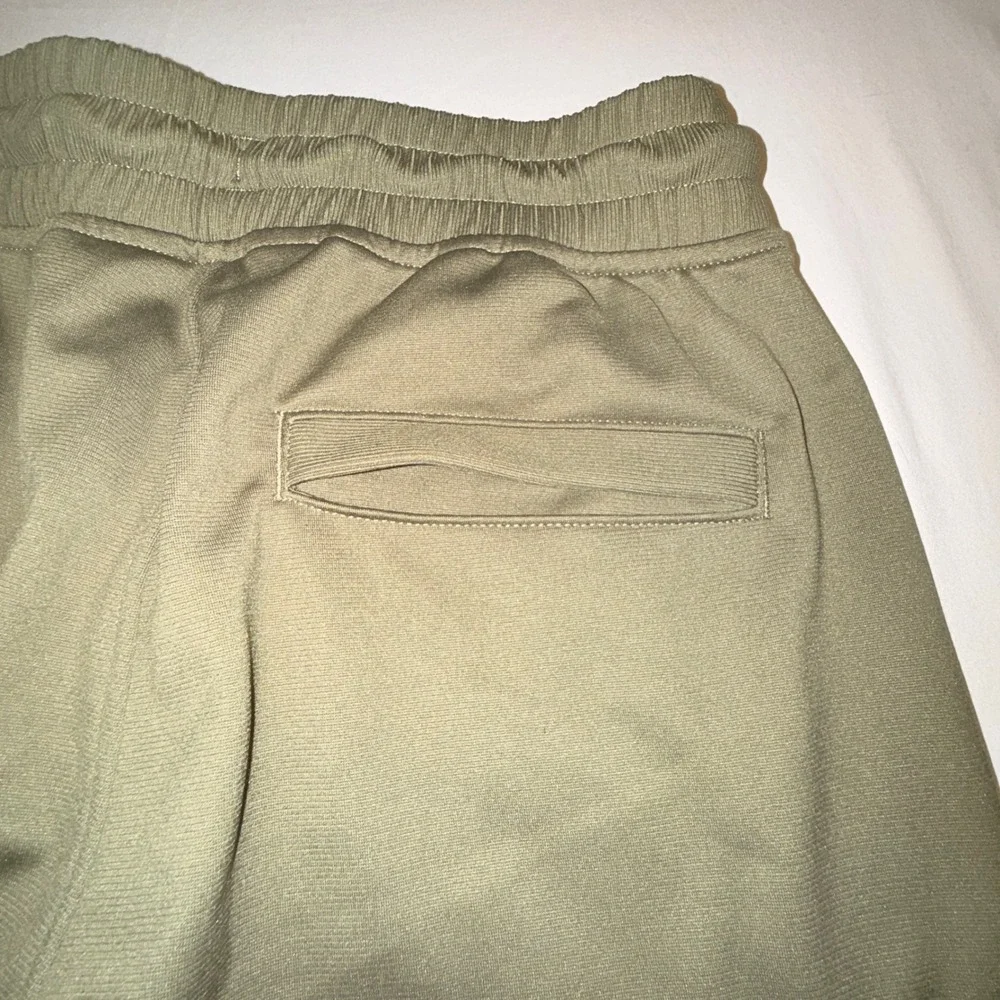 Under Armour Sportstyle Tricot Jogger Mens Small Green NEW 1290261-390 Pants